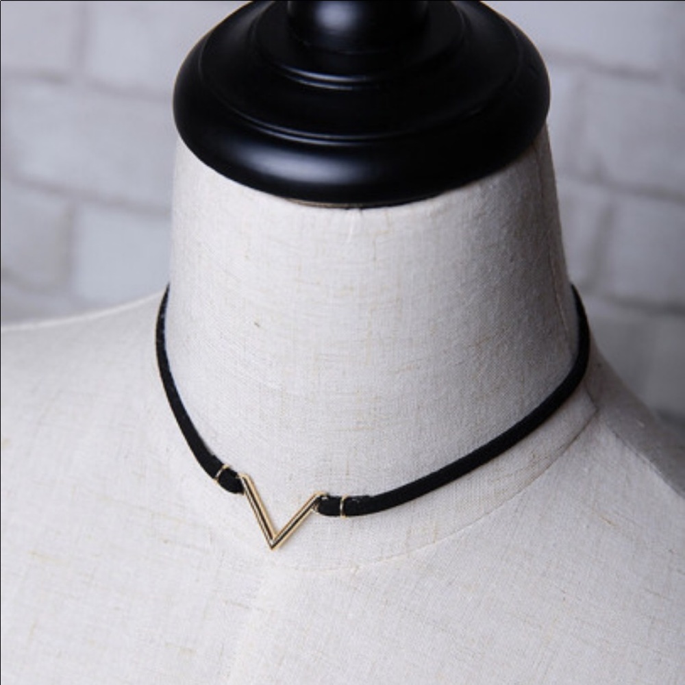 LA VICTOIRE • V Pendant Choker